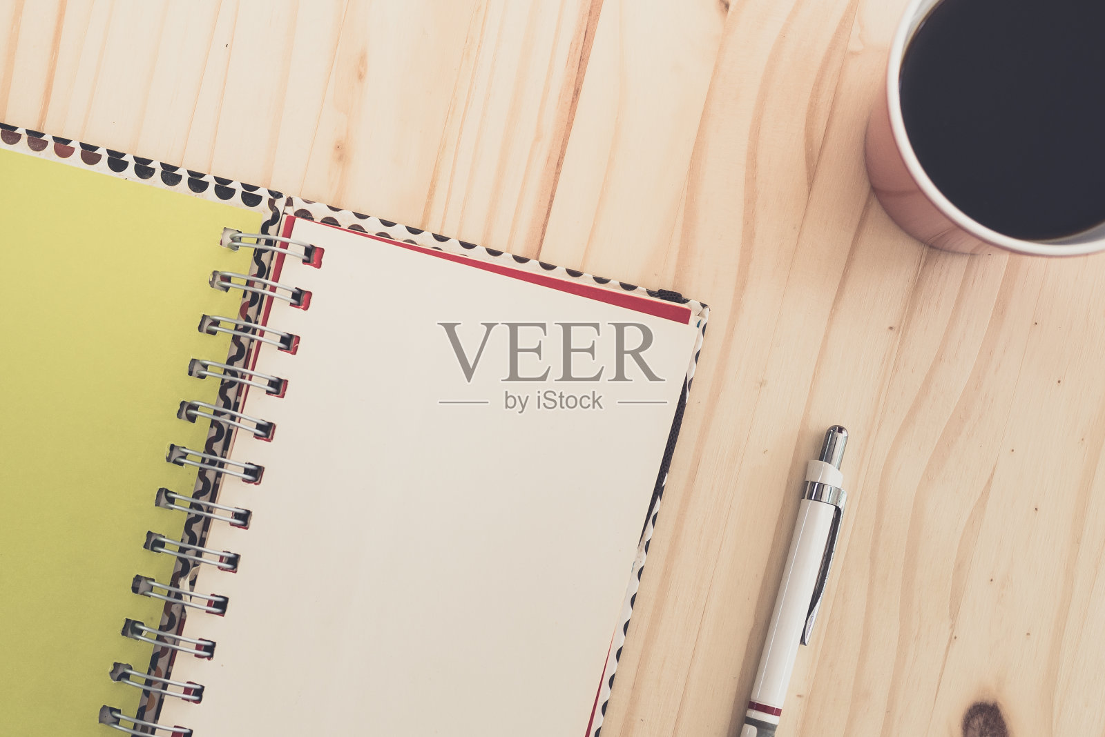 纸本笔记本放在木桌上照片摄影图片