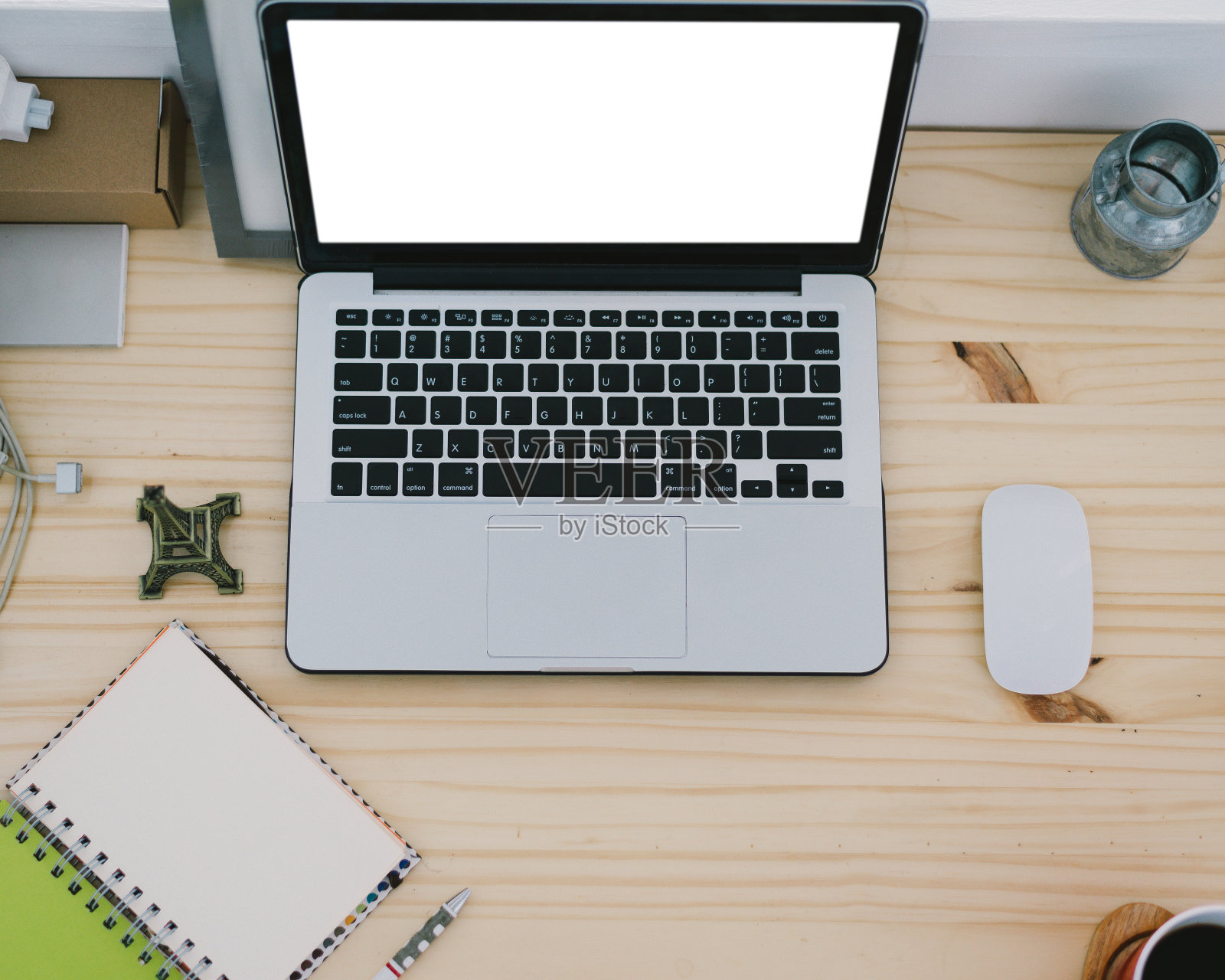 笔记本电脑和咖啡杯放在有复印空间的木桌上。照片摄影图片