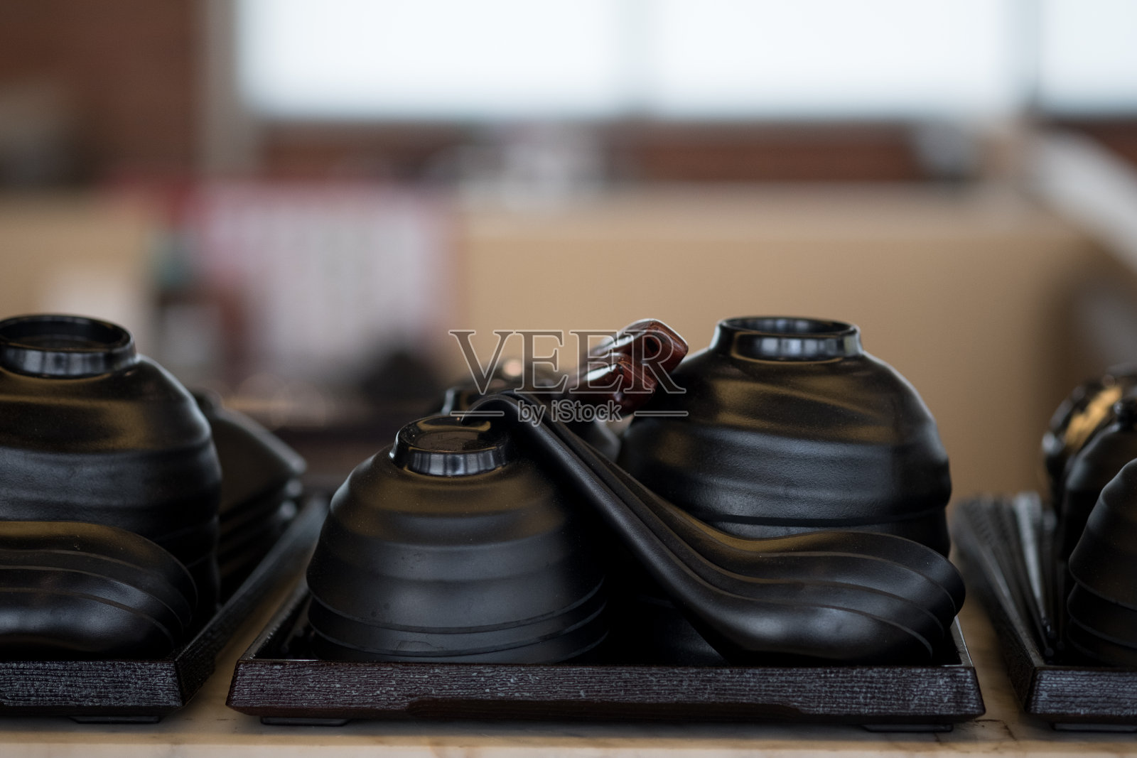 黑碗内面，黑碗外。它们被整齐地安排在餐馆涮锅和素喜烧或火锅上，便于使用照片摄影图片