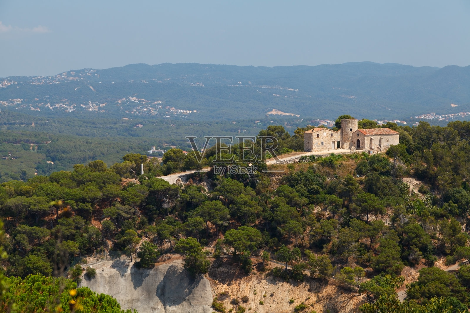 圣巴巴拉的教堂和塔。科斯塔布拉瓦，加泰罗尼亚，西班牙。照片摄影图片