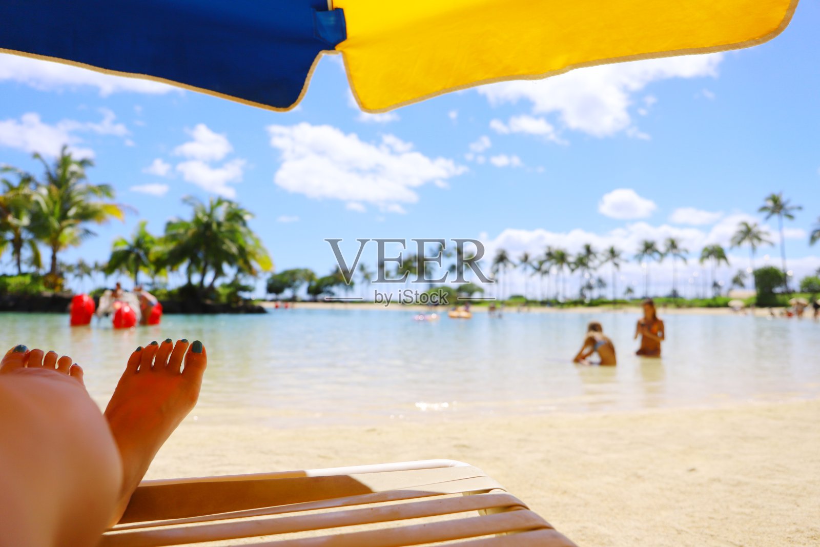 夏威夷怀基基海滩五颜六色的阳伞照片摄影图片