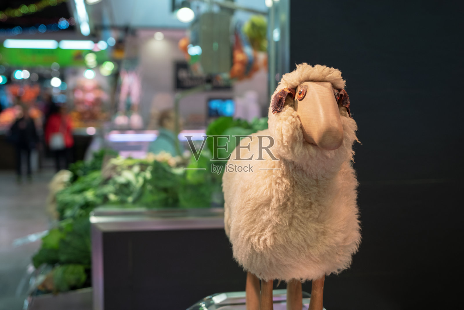 肉市场上的绵羊图。照片摄影图片