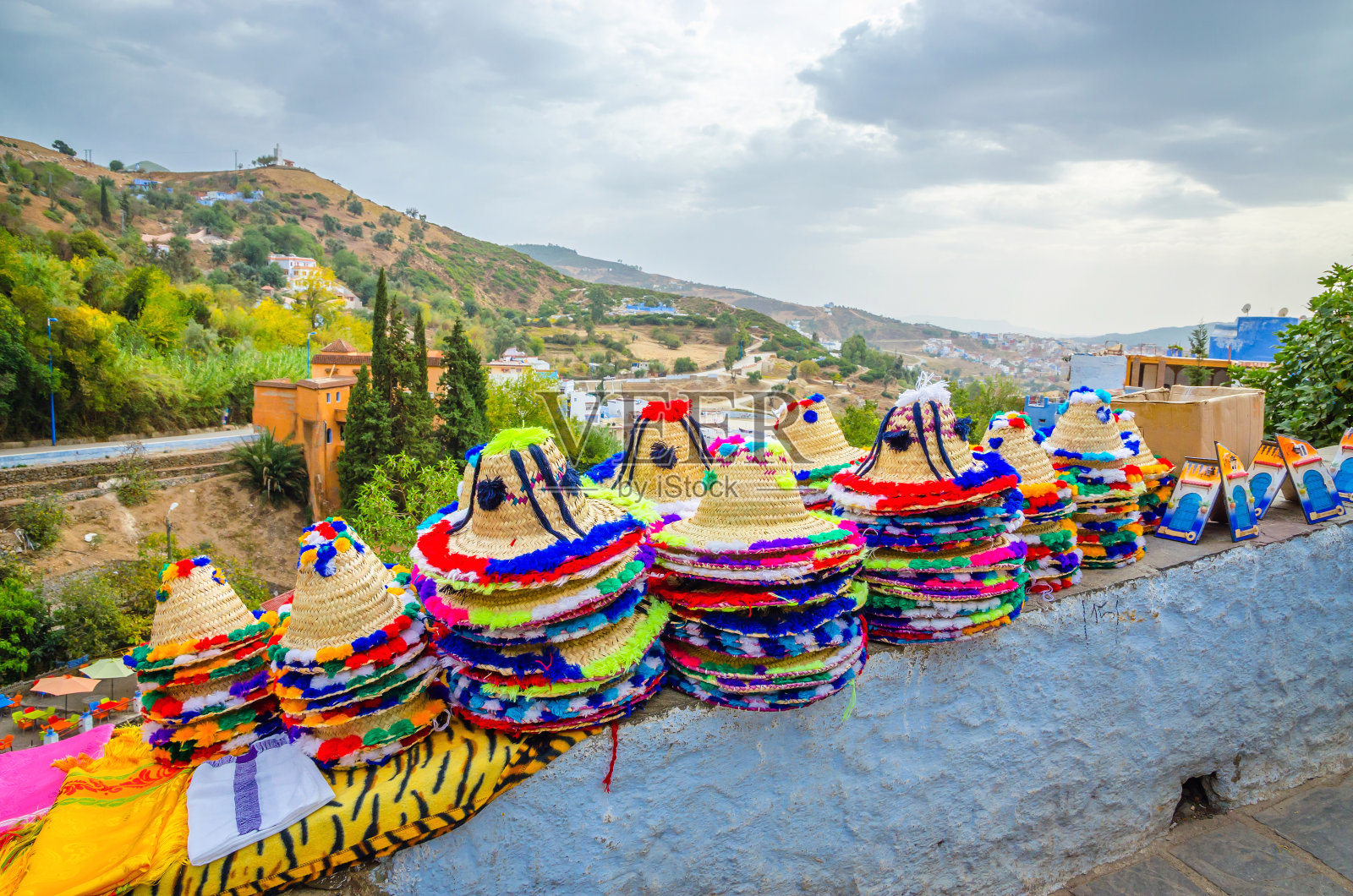 传统柏柏尔帽子在蓝色麦地那城市舍夫查万，非洲摩洛哥照片摄影图片