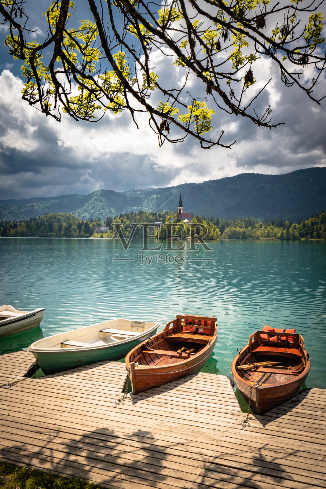 风景优美的木制平底划艇上流血湖，斯洛文尼亚，去绿色的概念照片摄影图片