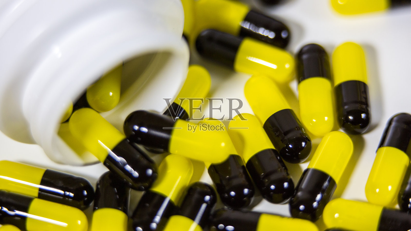 处方药瓶子掉了出来照片摄影图片