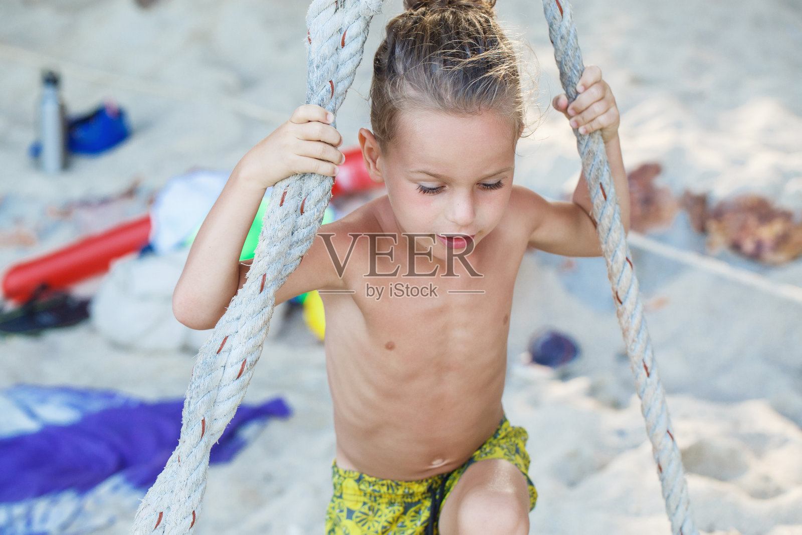 一个漂亮的五岁小男孩的肖像照片摄影图片