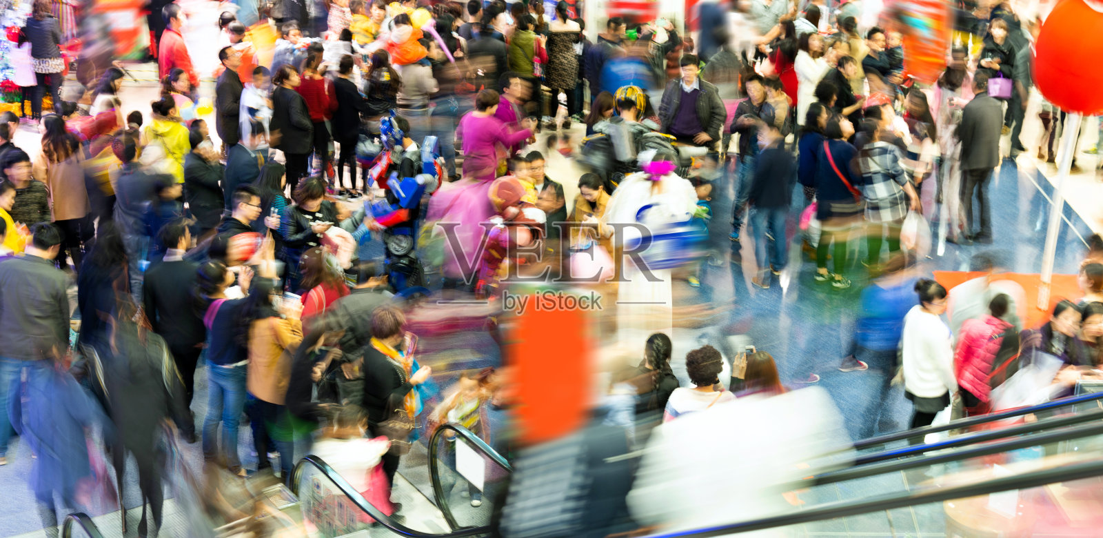 大群人在购物中心为圣诞节，在中国照片摄影图片