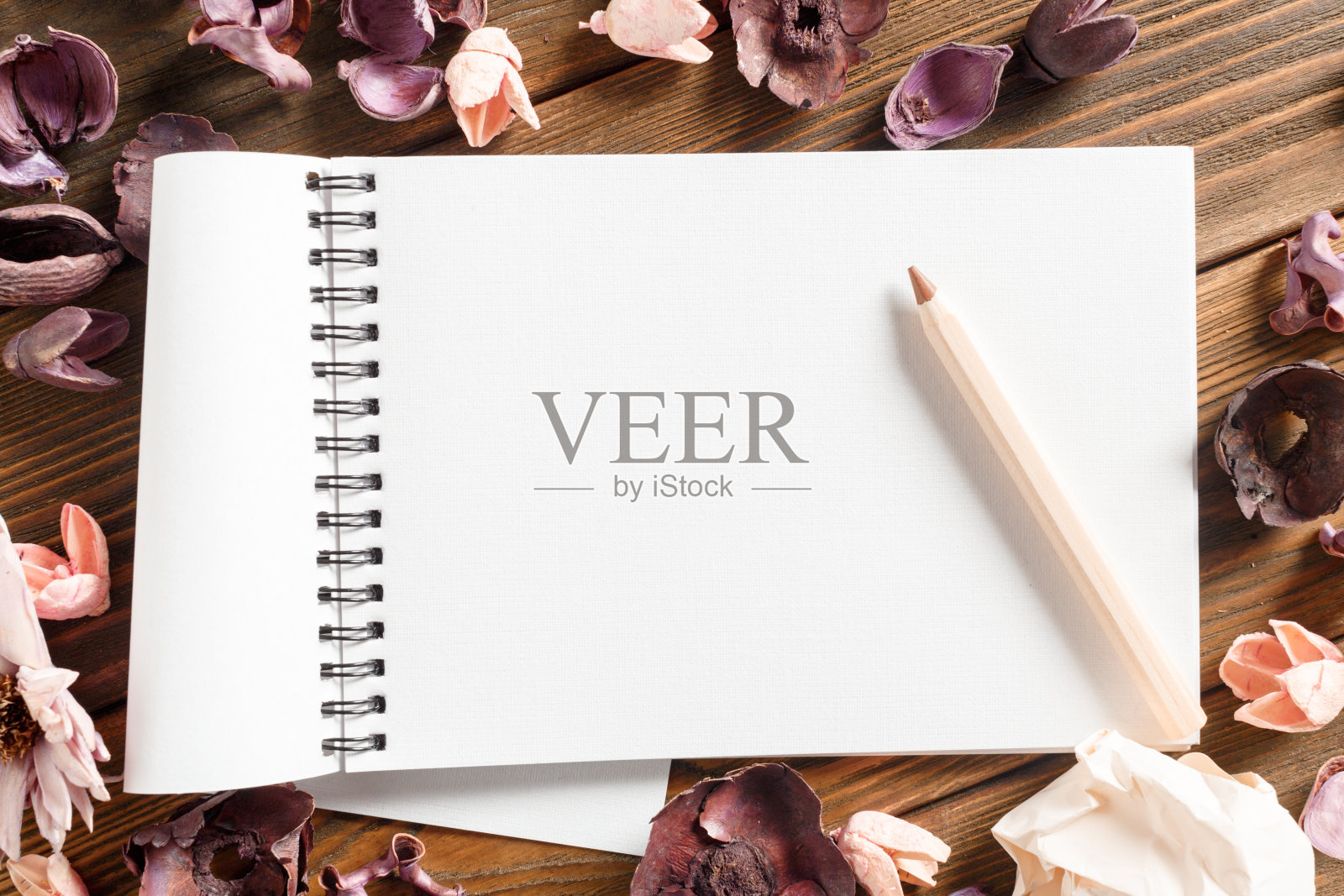 古董木桌上放着花的空白笔记本照片摄影图片