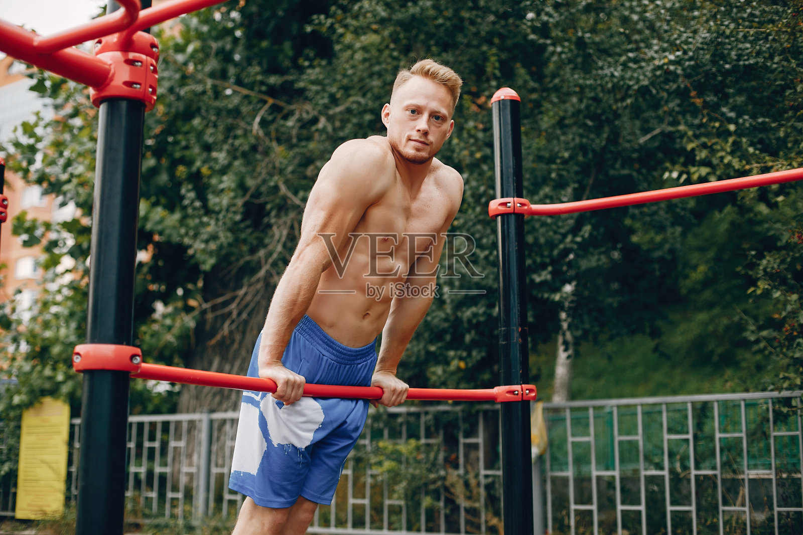 夏日公园里训练的帅哥照片摄影图片