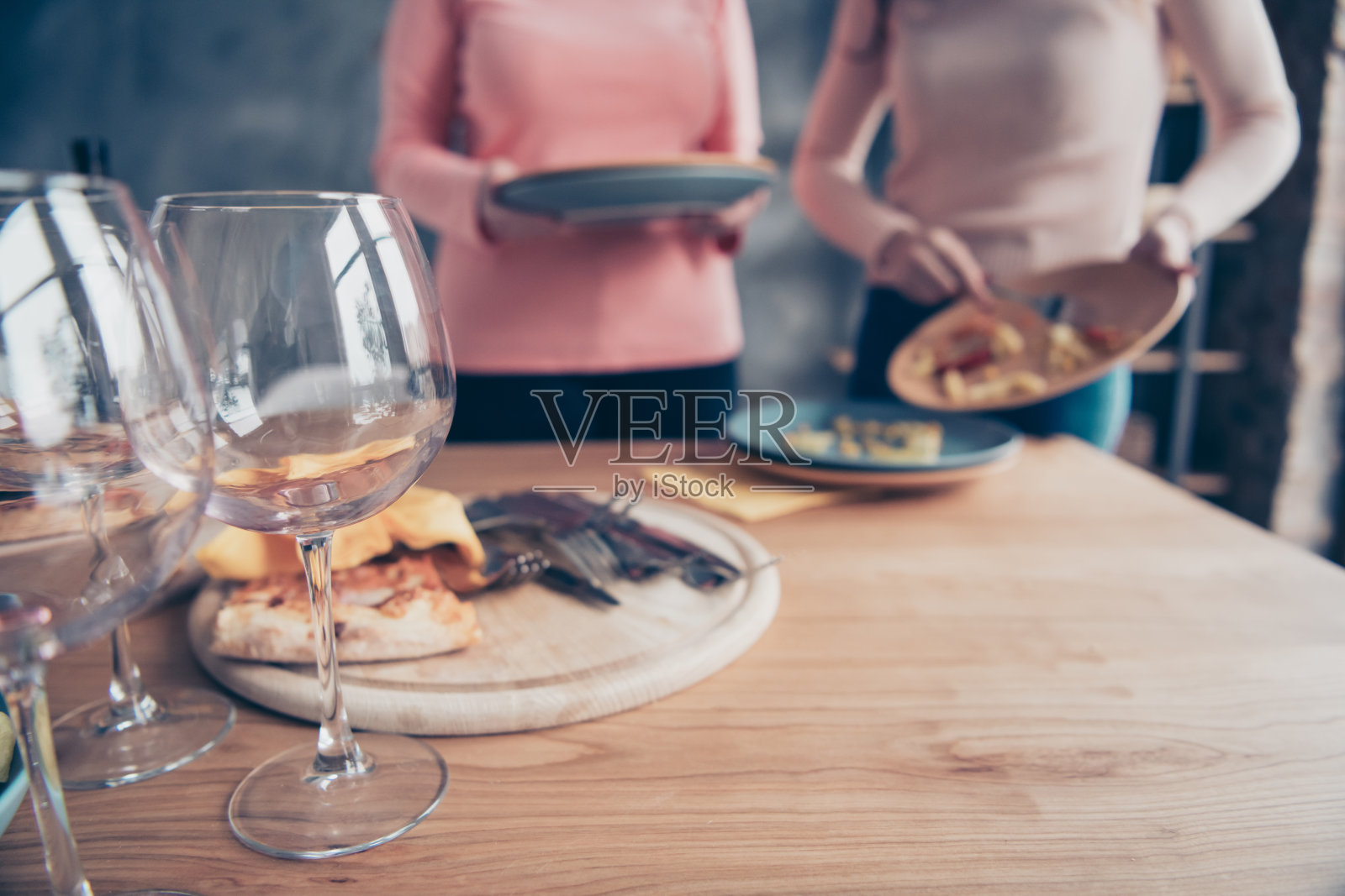 近距离拍摄的照片，两个人，她，她的女士们的胳膊，拿着脏盘子，干净，洗桌子，节日的盘子，厨房，应用刀叉，准备餐厅，阁楼，房间，甜饼干，咖啡馆，餐厅，室内照片摄影图片