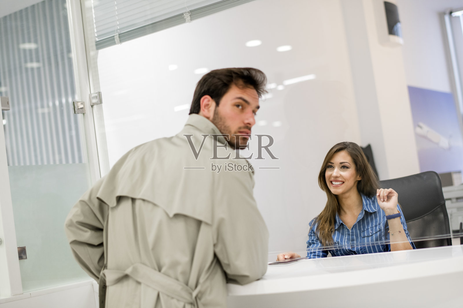 女银行出纳员通知客户照片摄影图片