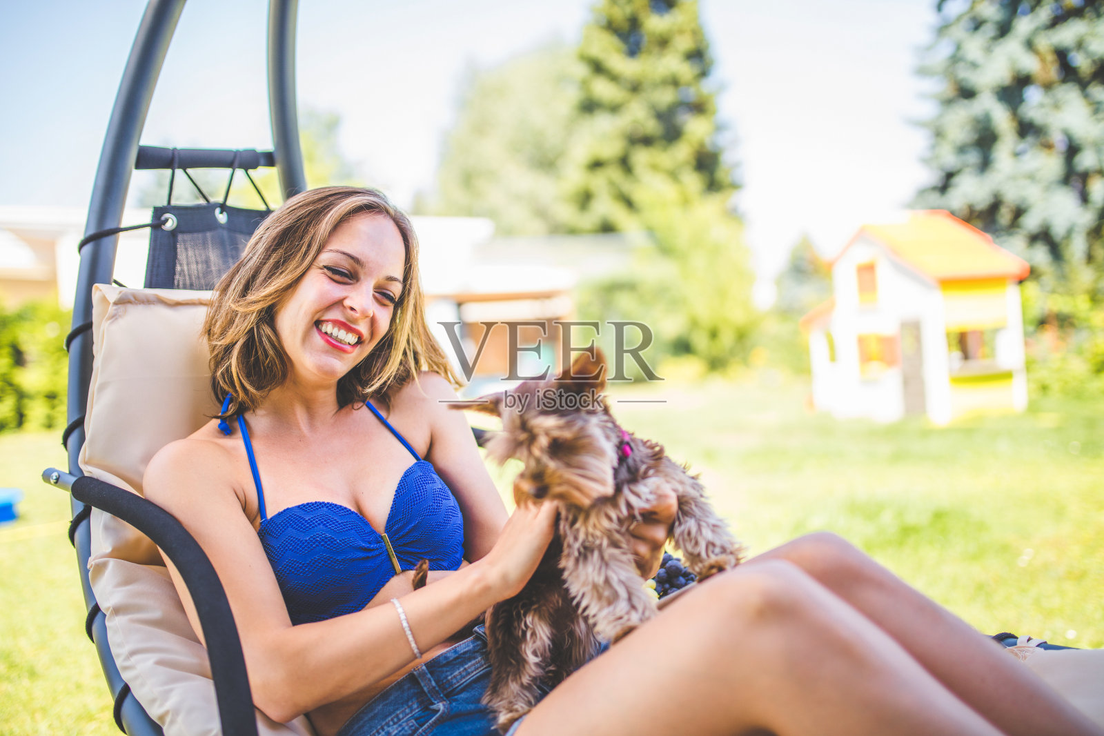 年轻女子与她的宠物放松照片摄影图片