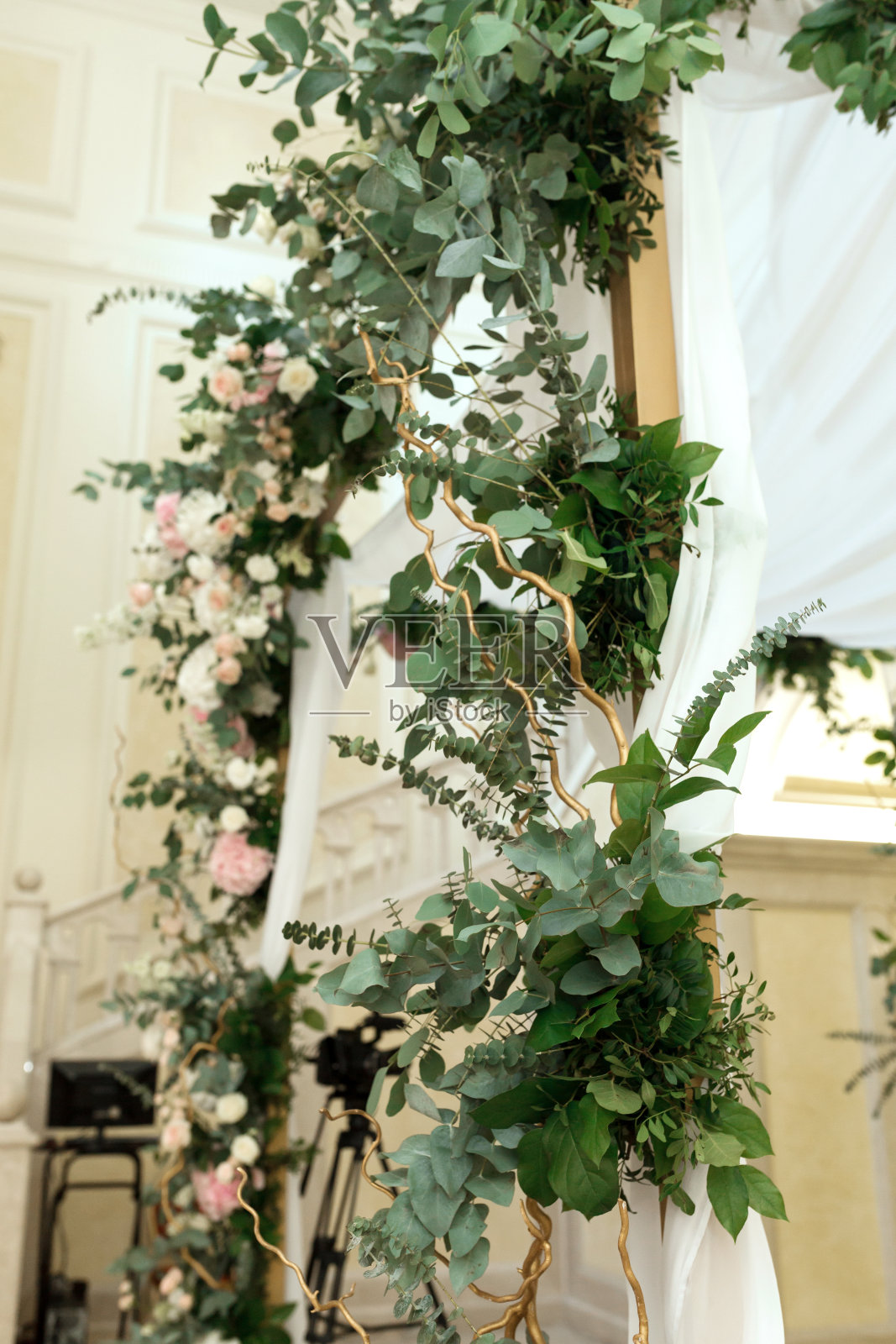 用鲜花装饰的婚宴室内宴会厅。豪华婚礼花店装饰艺术品照片摄影图片