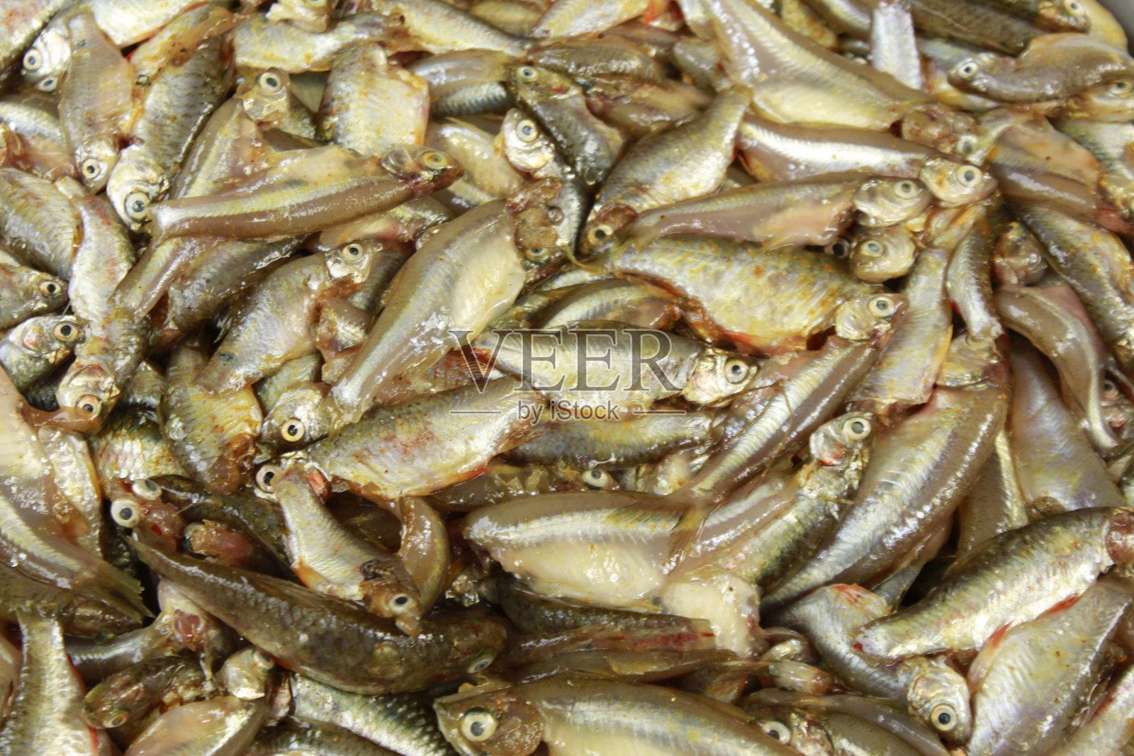 新鲜生鱼，健康食品。照片摄影图片