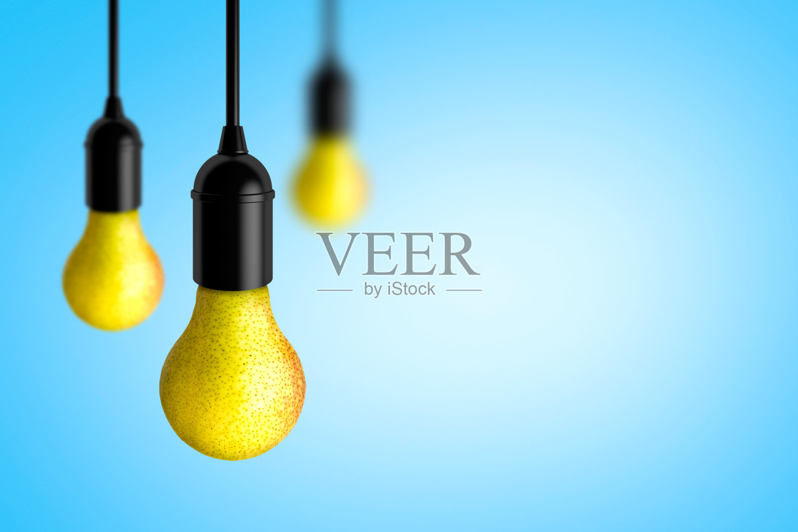 灯泡的形状是一个真正的梨在灯座。生态的主题。环境友好型能源。照片摄影图片