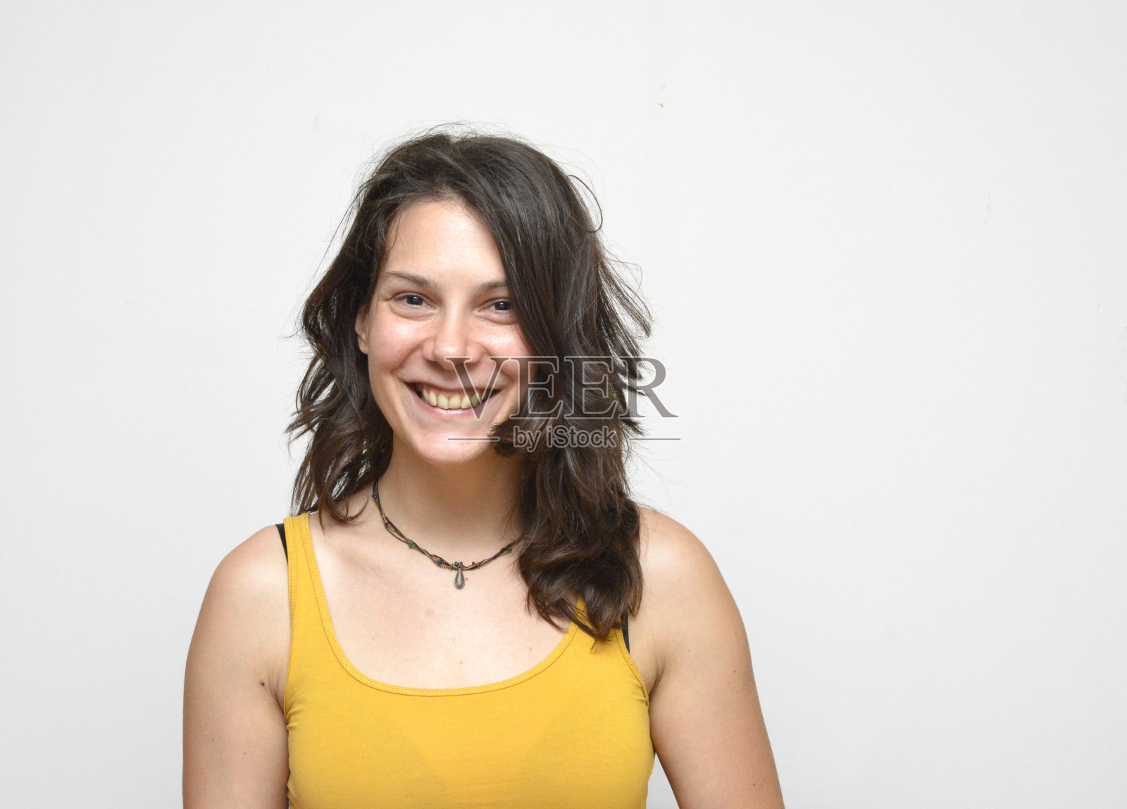 一个可爱的，轻松的年轻女子的肖像，有用的信息与积极的情绪照片摄影图片