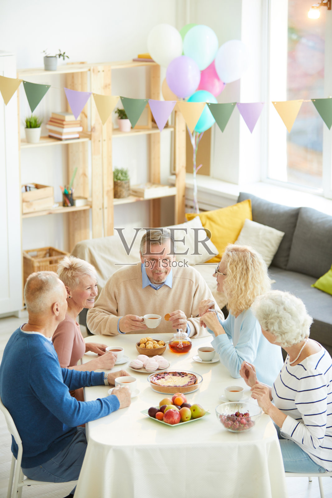 在家和朋友喝茶照片摄影图片