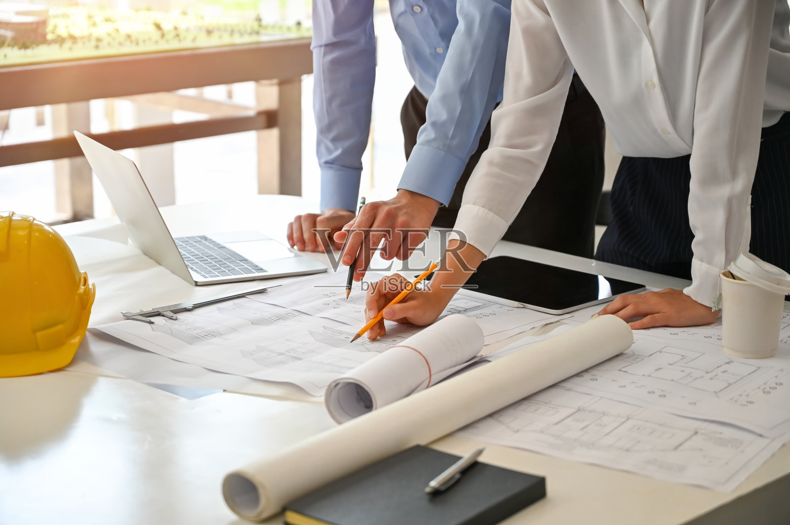 建筑师与创意工作空间的蓝图会面。照片摄影图片