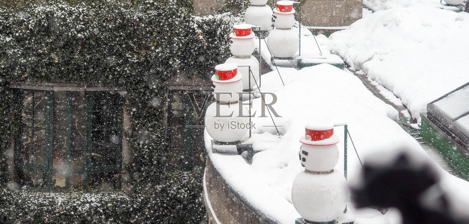 雪人和雪落照片摄影图片