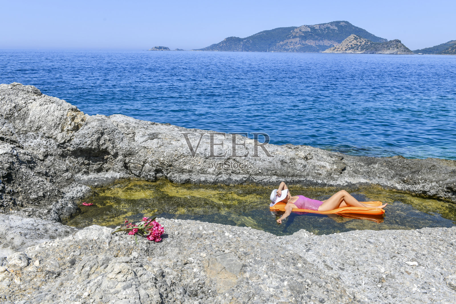 在海湾里晒太阳。女人们在海床上晒日光浴。照片摄影图片