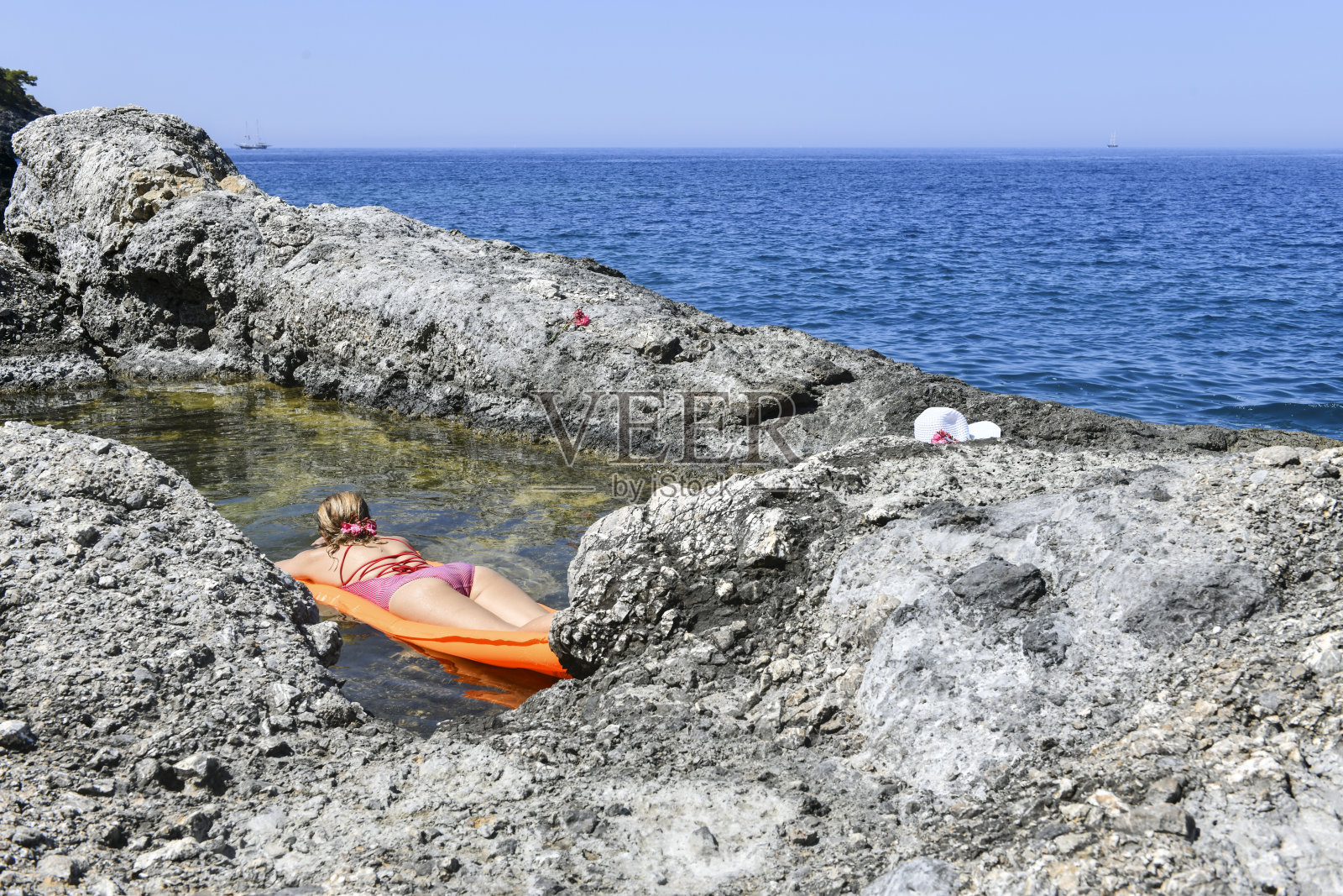 女人们在海床上晒日光浴。照片摄影图片
