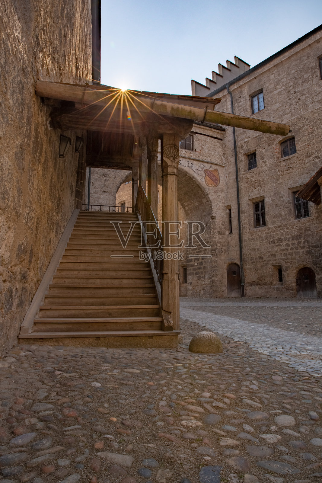 城堡里的旧楼梯照片摄影图片