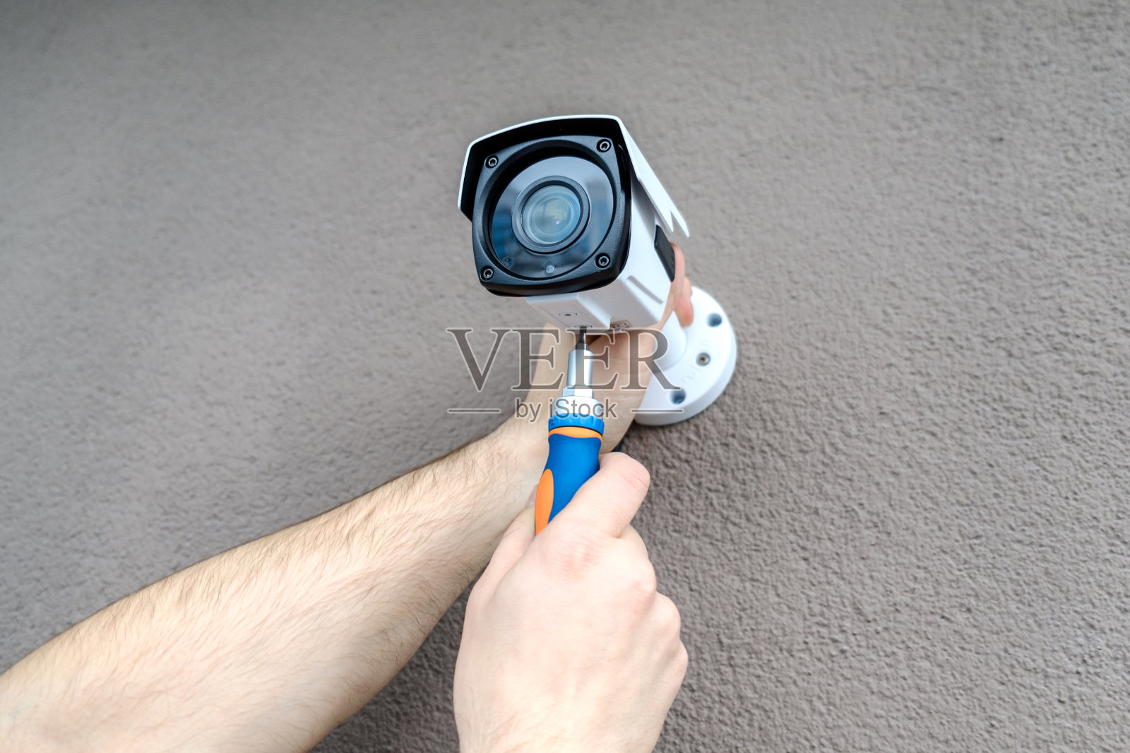 安装视频监控摄像头的技术员。闭路电视摄影机特写镜头照片摄影图片