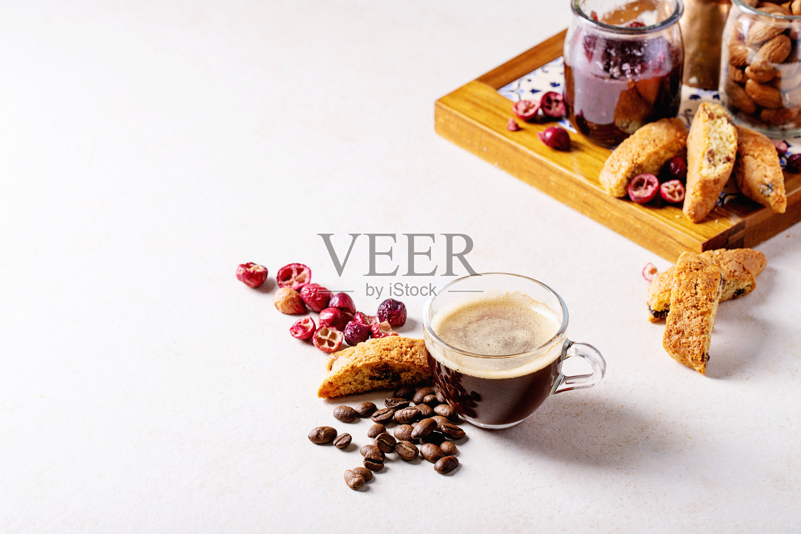 一杯浓缩咖啡加蔓越莓煎饼照片摄影图片