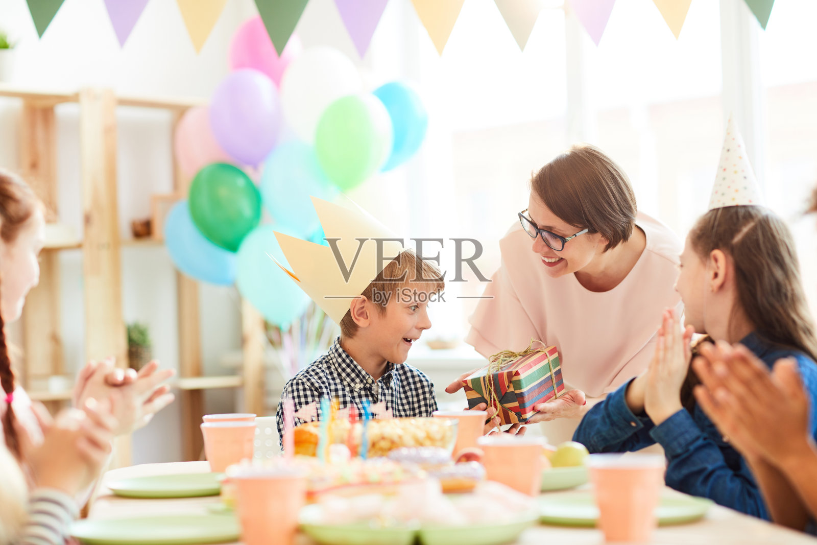 兴奋的男孩得到生日礼物照片摄影图片
