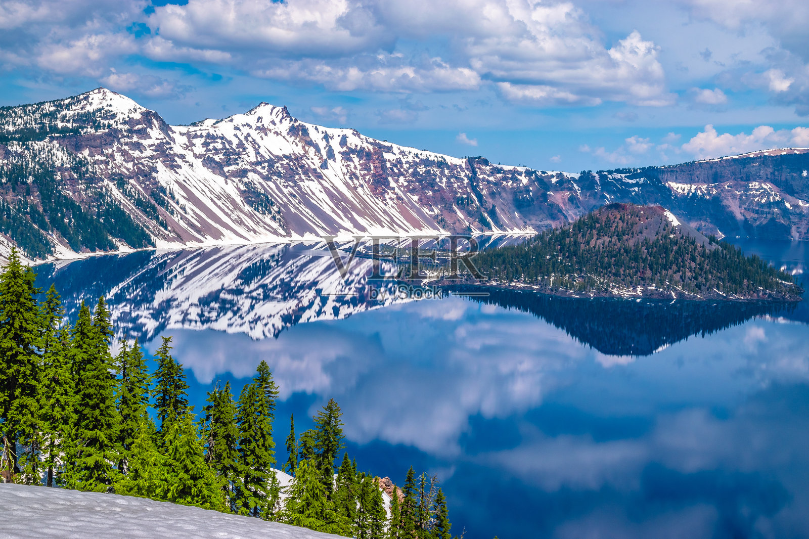 美丽的早晨环湖远足在火山口国家公园在俄勒冈州照片摄影图片