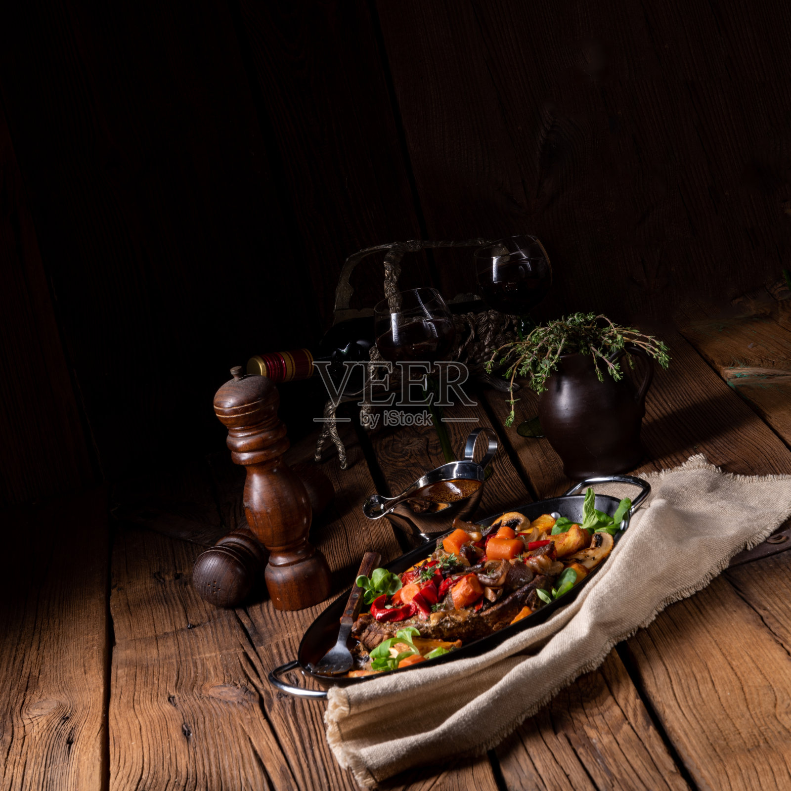 嫩牛肉配各种蔬菜照片摄影图片