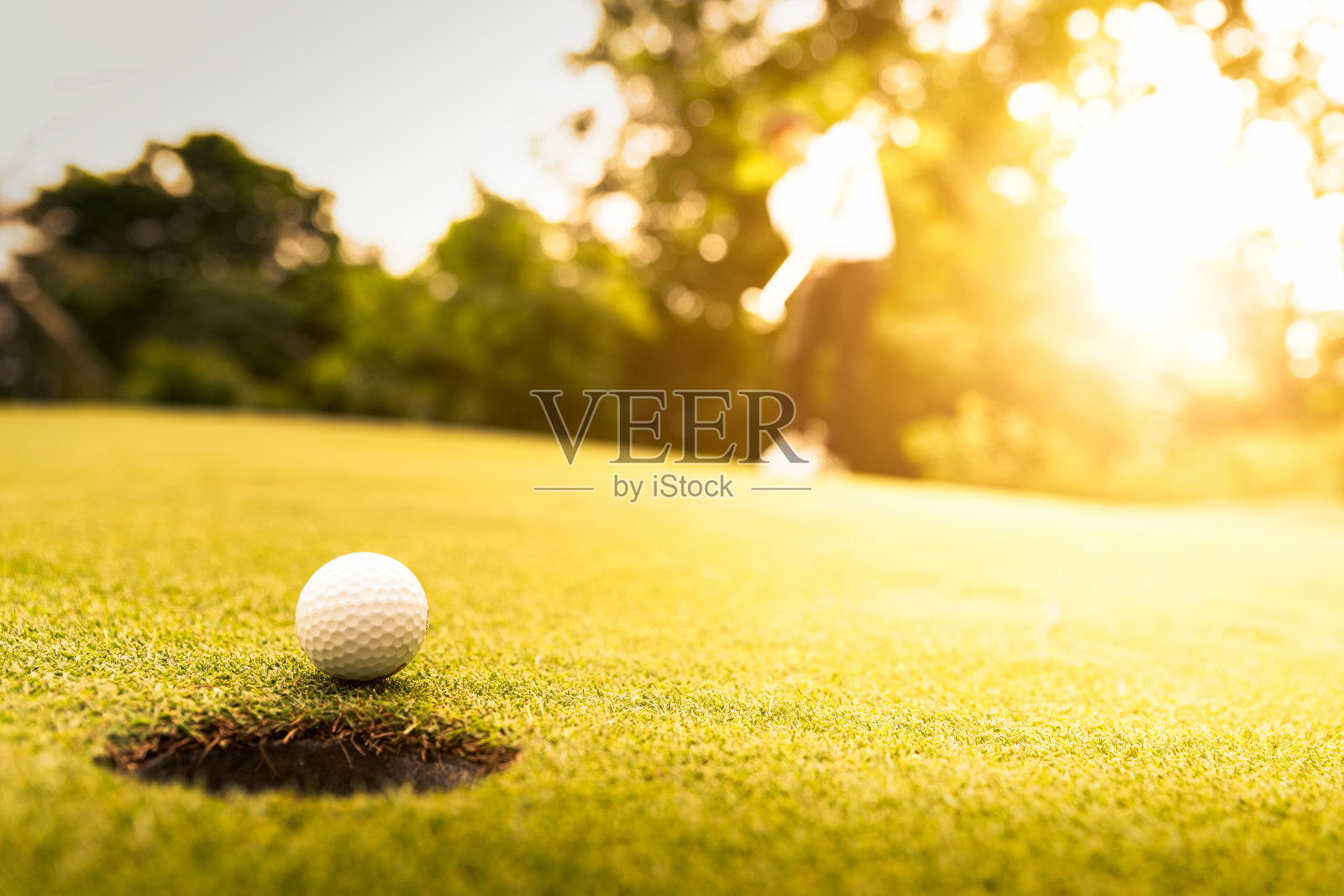 高尔夫球和高尔夫球杆照片摄影图片