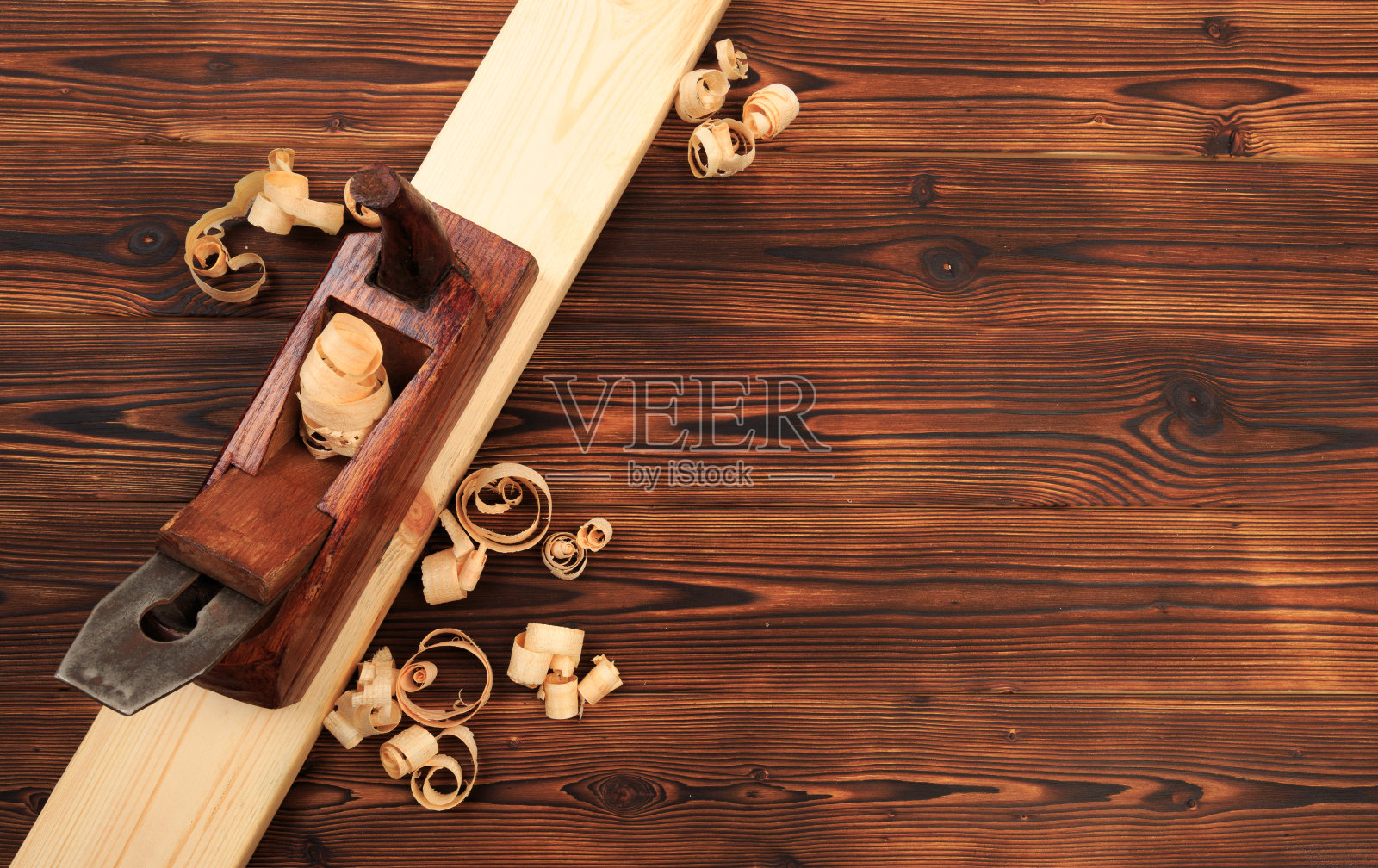 在木桌上凿刨子和锯末-图像照片摄影图片