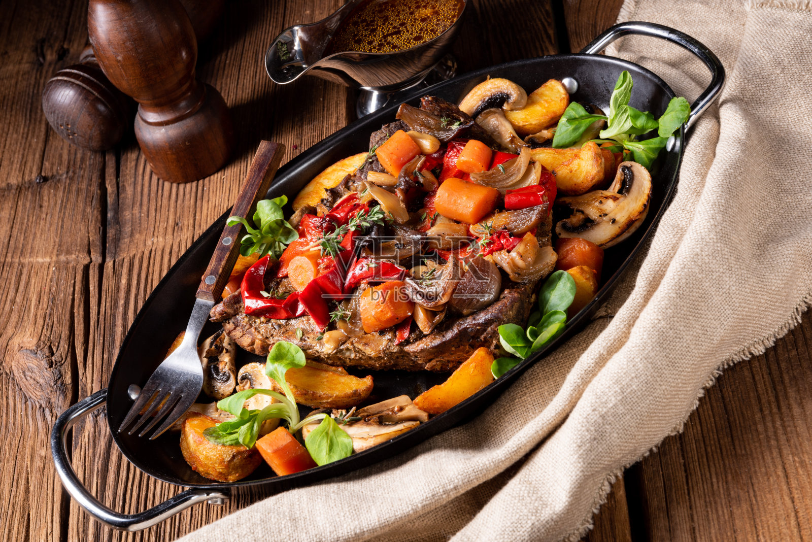 嫩牛肉配各种蔬菜照片摄影图片