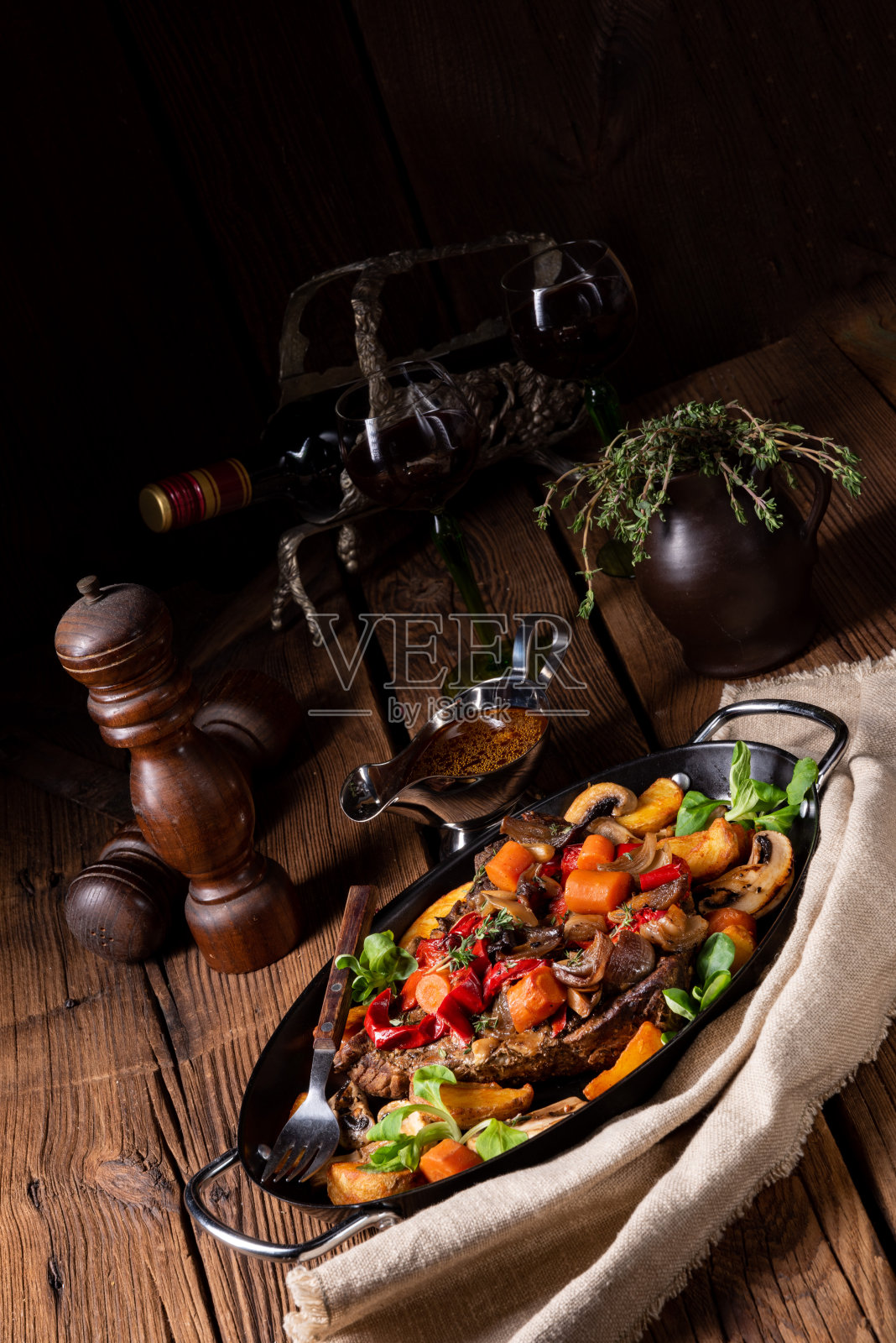 嫩牛肉配各种蔬菜照片摄影图片