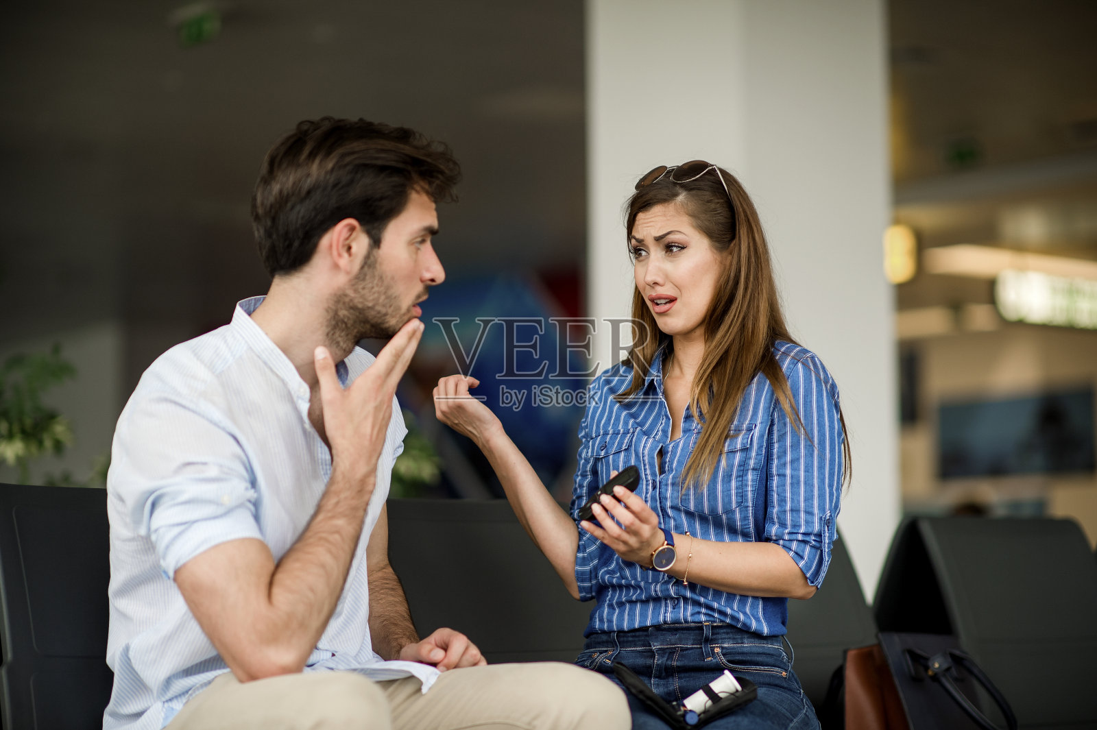 一位糖尿病患者使用血糖仪和智能设备检查自己的血糖照片摄影图片