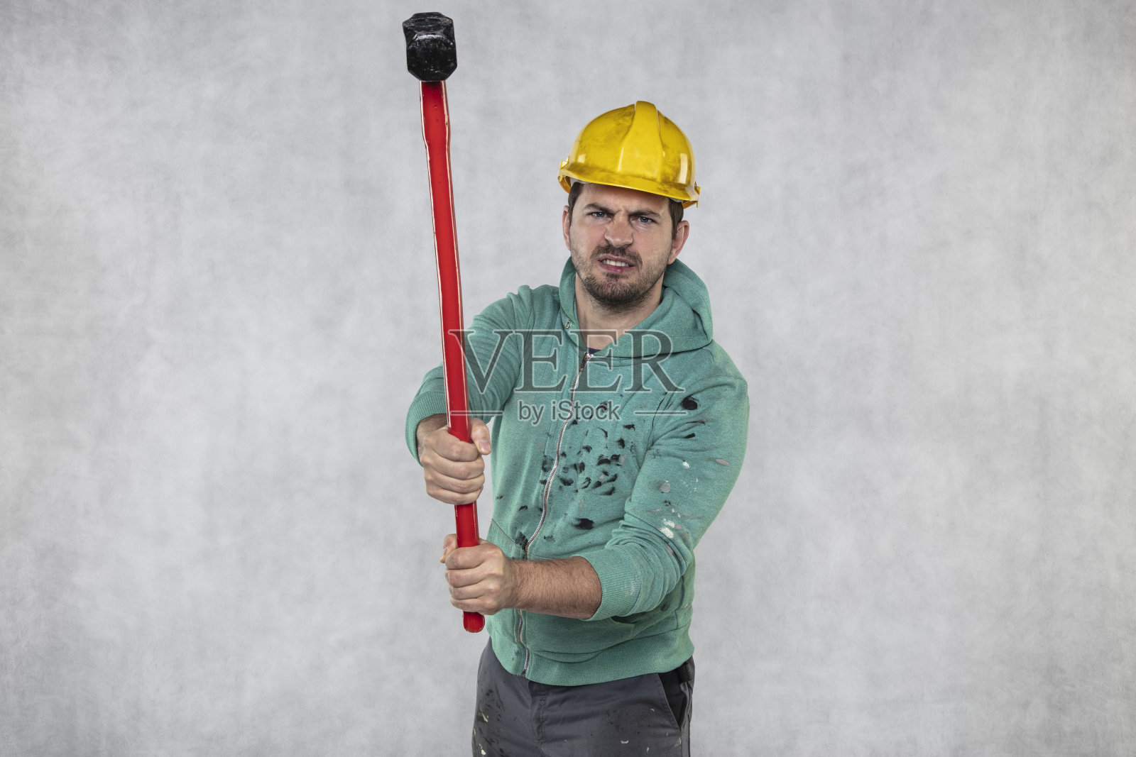 建筑工人手拿铁锤，概念施工、拆卸、翻新照片摄影图片