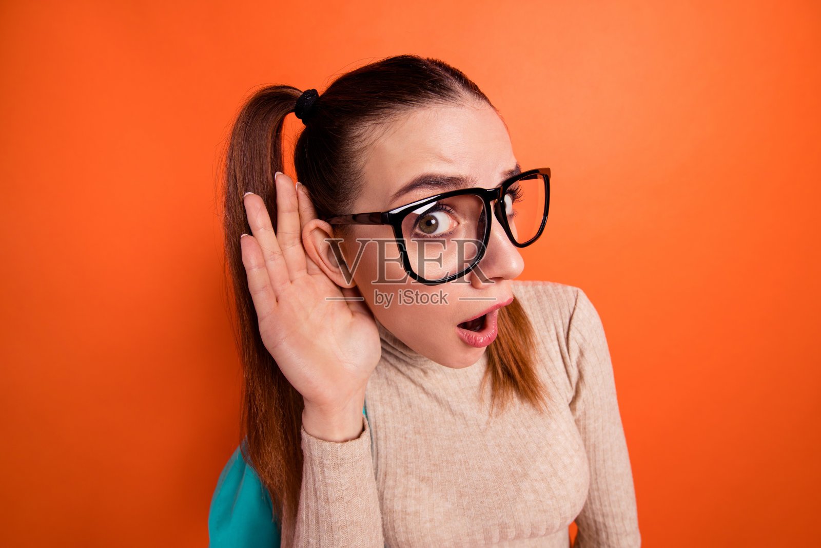 近距离的照片美丽惊人的她她的女士张开嘴不相信是听到新闻新奇的话匣子听谣言宣布穿眼镜休闲柔和的套头衫孤立的橙色明亮的背景照片摄影图片