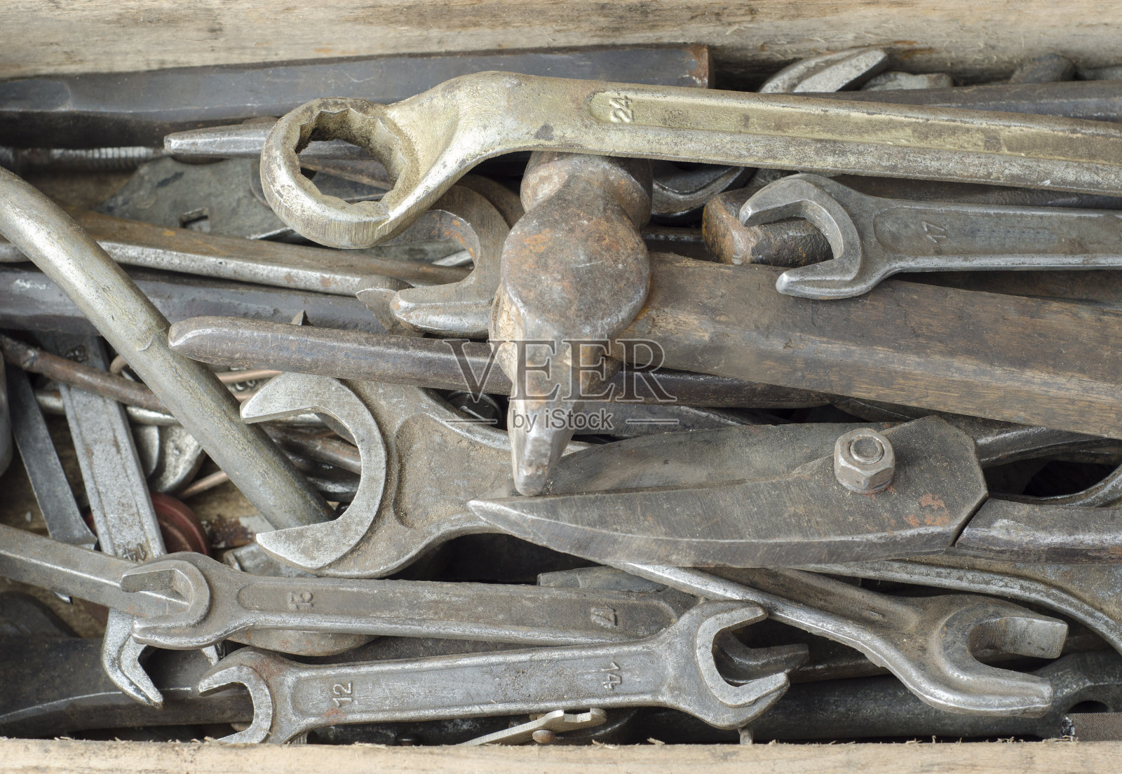 木头表面上的各种大小的生锈的旧扳手。旧工具照片摄影图片