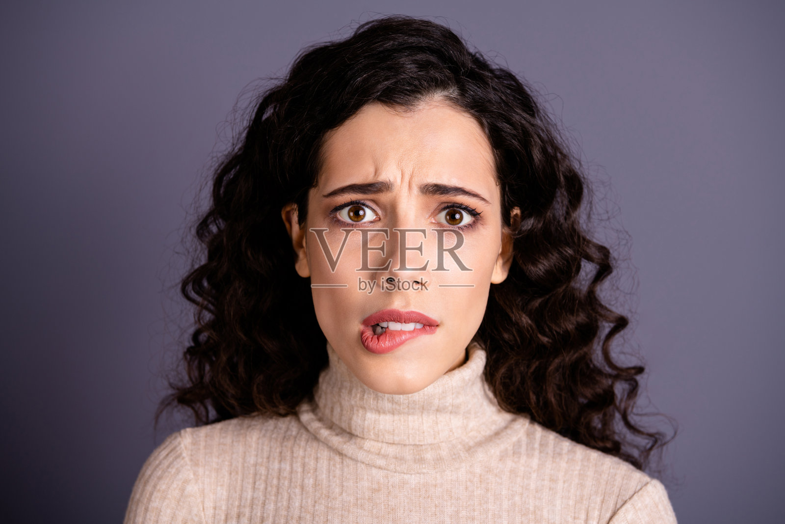 近距离的照片惊人的迷人的她她的女士咬嘴唇哦没有面部表情的眼睛完全害怕不是我的错可怕的可怕的情况穿休闲的柔和的毛衣套头衫孤立的灰色背景照片摄影图片
