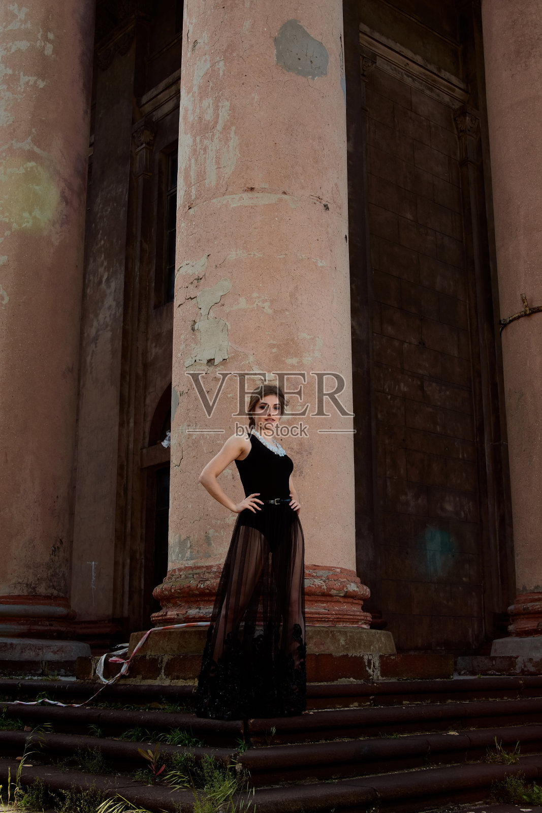 年轻迷人的女人穿着一件性感透明的黑色连衣裙。年轻女子现代肖像。照片摄影图片