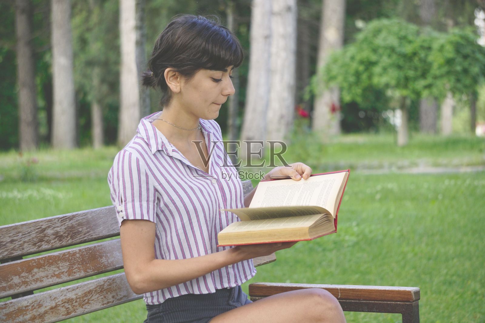 学生正在学习、阅读、使用平板电脑和喝咖啡照片摄影图片