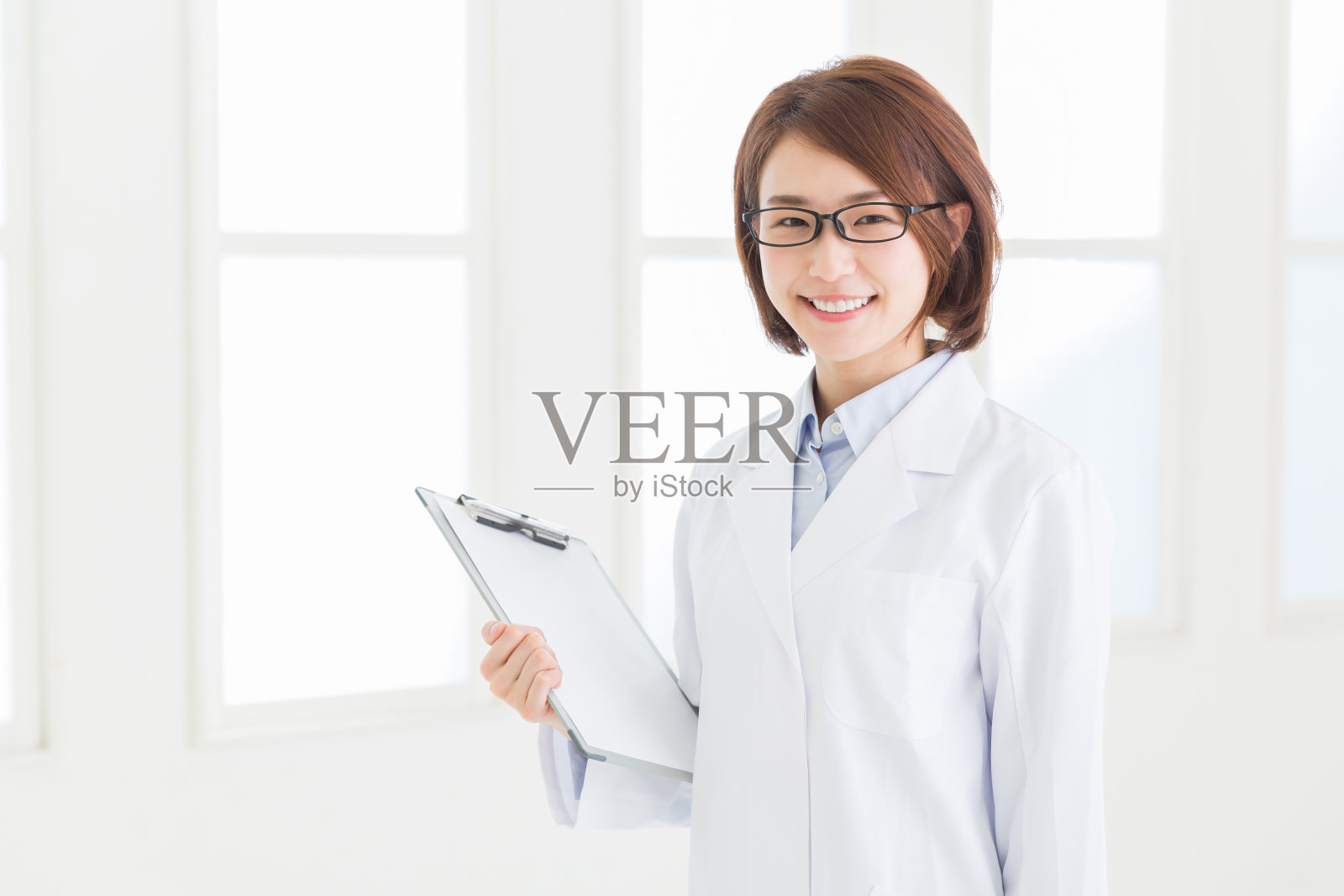 穿白大褂的女人照片摄影图片