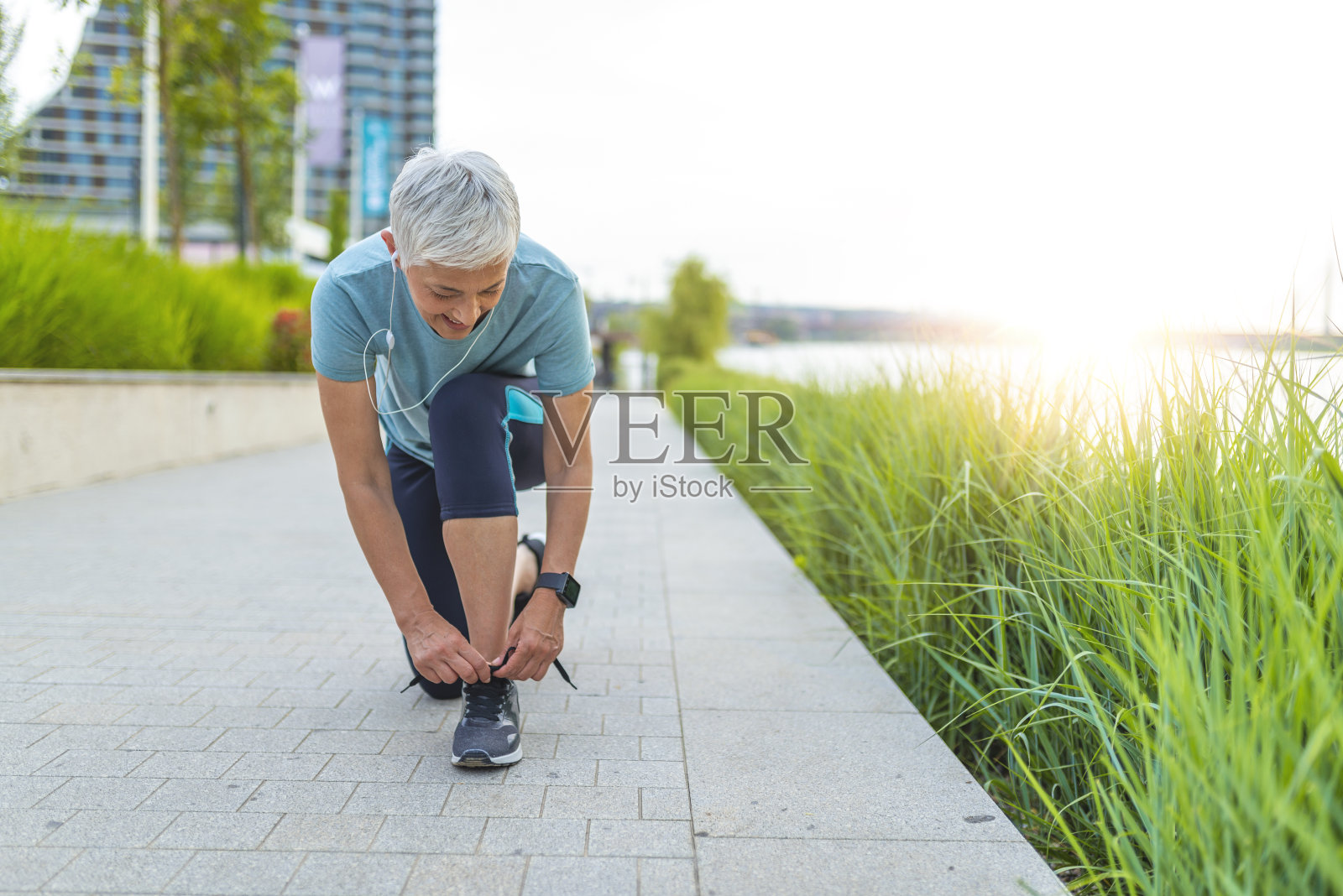 年长的跑步者正在系鞋带照片摄影图片