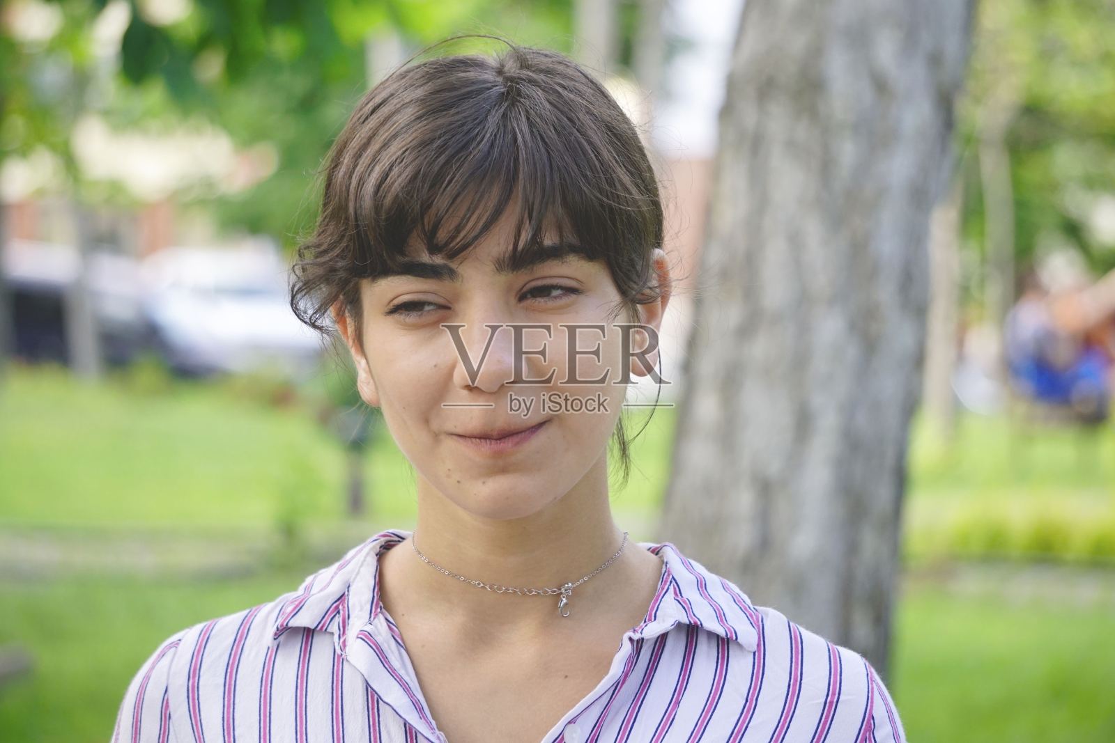 学生正在学习、阅读、使用平板电脑和喝咖啡照片摄影图片