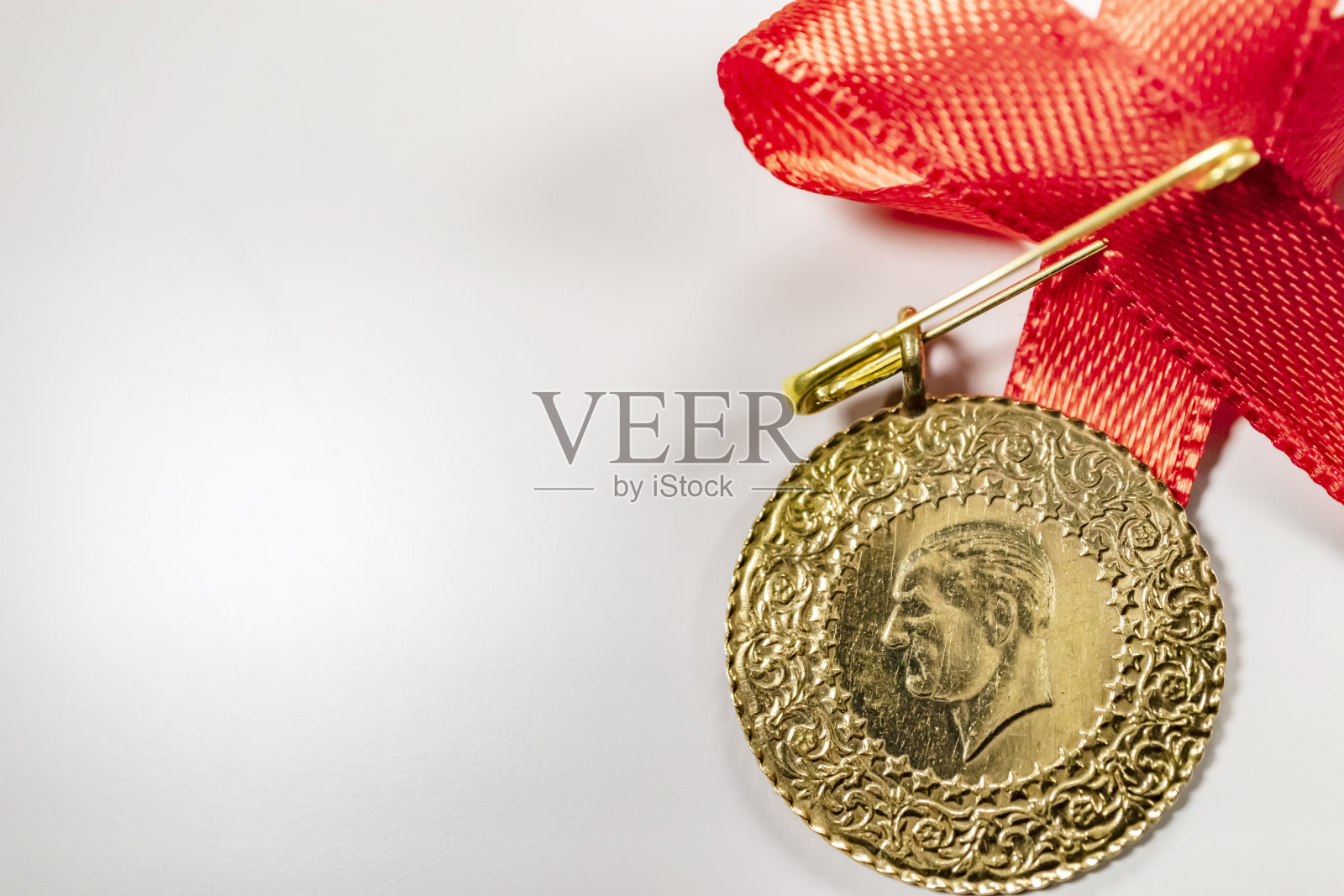 近半土耳其金里拉在白色的背景照片摄影图片