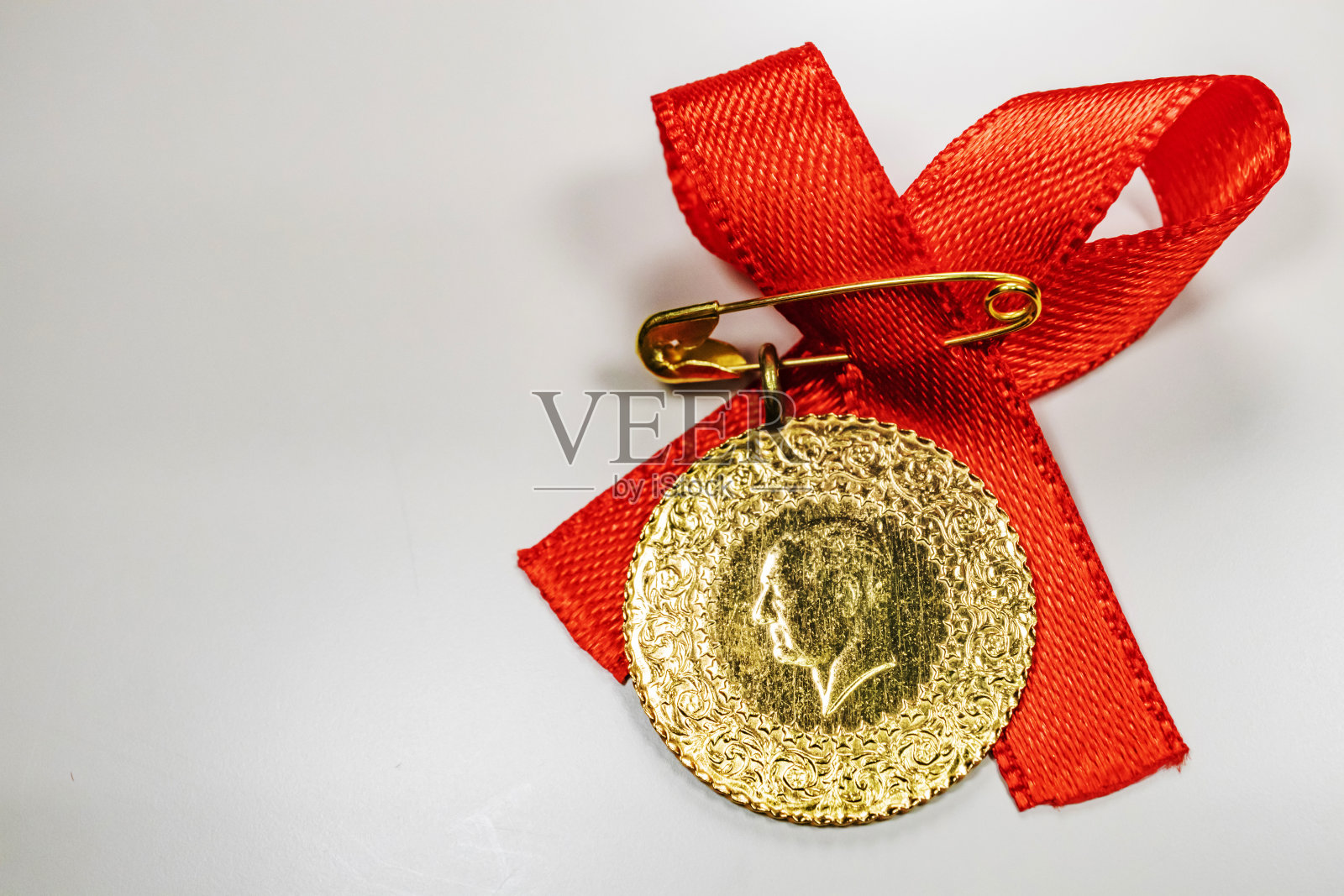 近半土耳其金里拉在白色的背景照片摄影图片