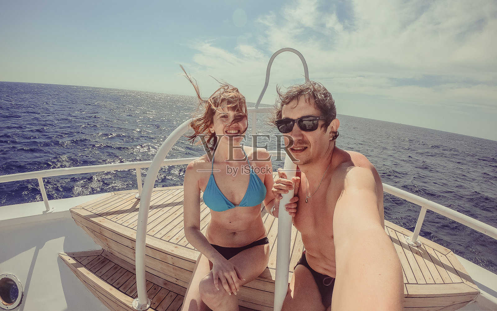 游艇破浪前行照片摄影图片