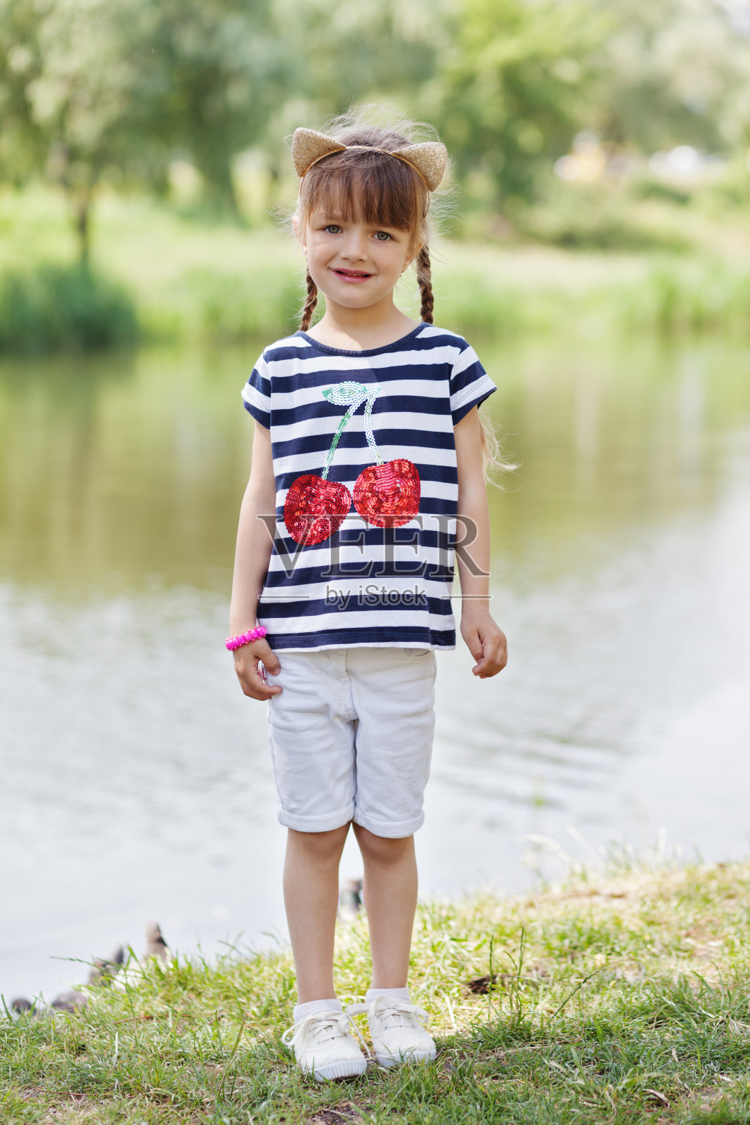 小女孩在户外摆姿势照片摄影图片