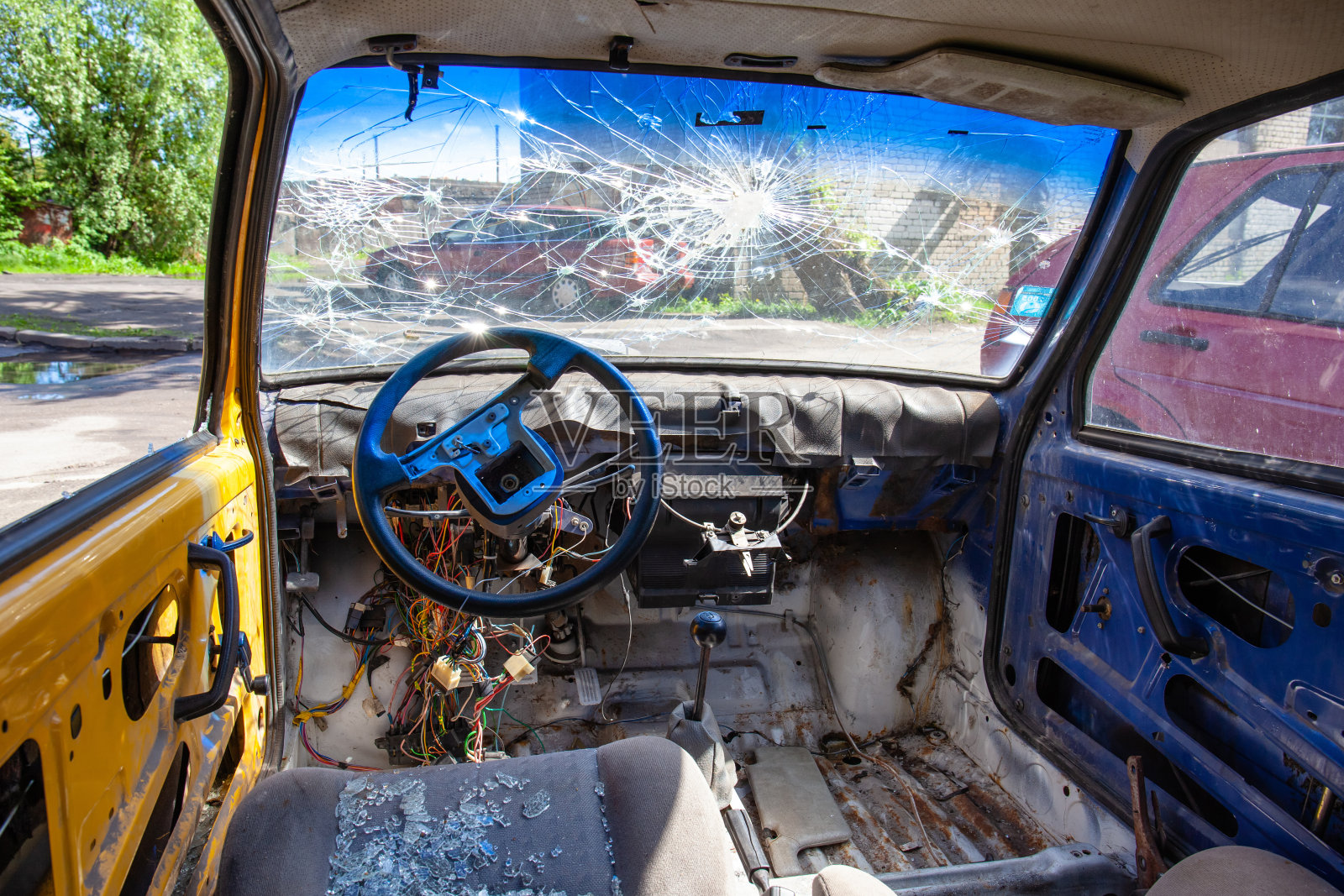 车窗破碎，车内空空如也照片摄影图片